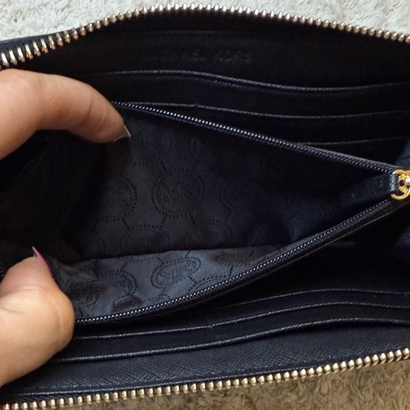 Like New Michael Kors Black Croc Embossed Zip Wallet - Picture 8 of 10